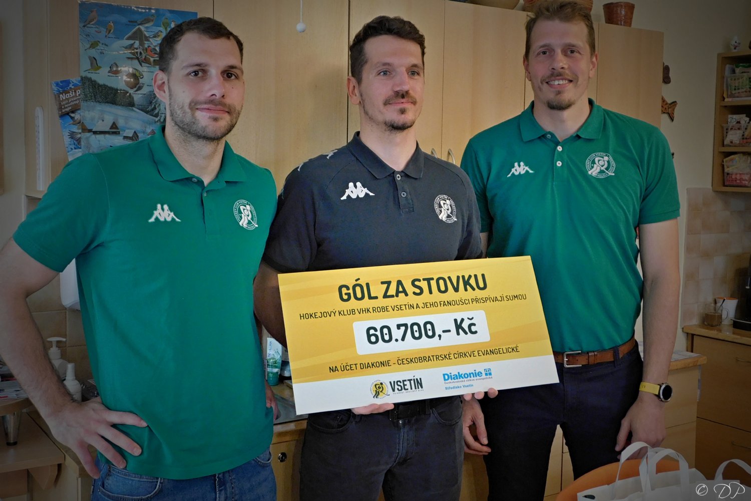 Hokejisté VHK navštívili Denní stacionář Zahrada Diakonie Vsetín, kde předali kromě dárků i šek na 60.700 korun za projekt Gól za stovku.
