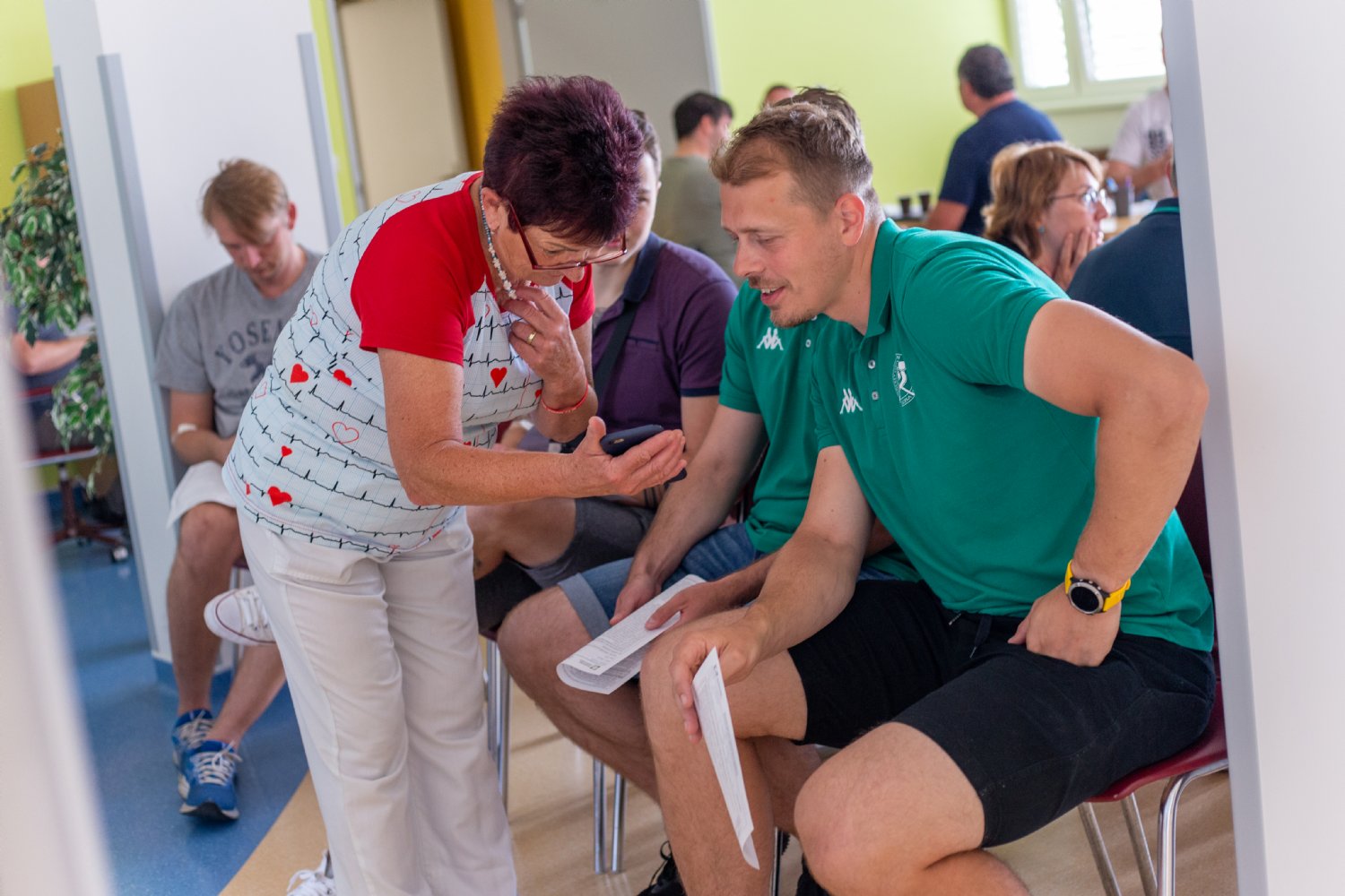 Hokejist VHK navtvili transfuzn oddlen Vsetnsk nemocnice, aby darovali krev a ocenili drce krve.