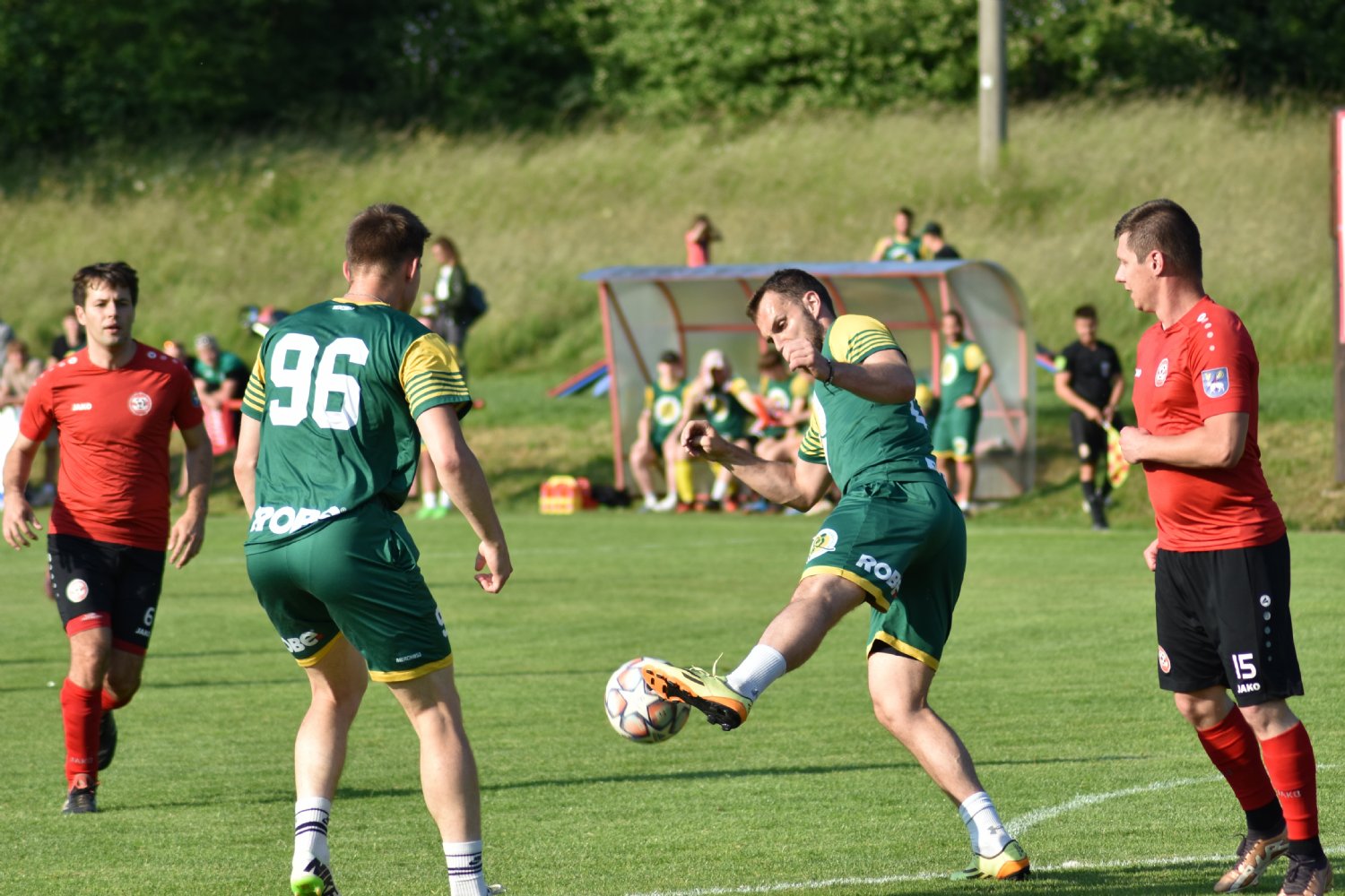 Hokejisté VHK si zahráli fotbalový zápas na hřišti TJ Sokol Valašské Polanky, odkud si po atraktivním utkání vezou prohru 2:6.