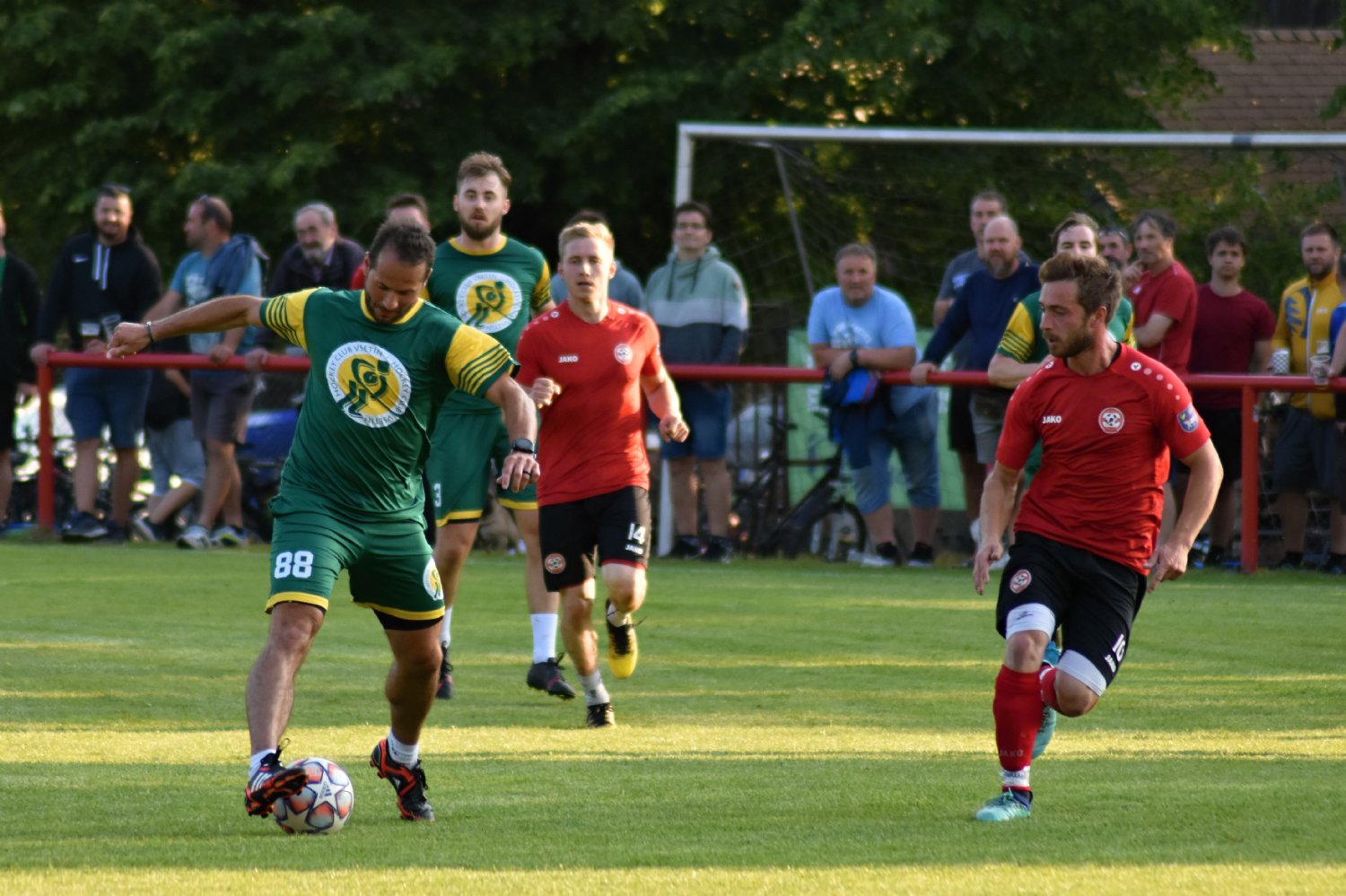 Hokejisté VHK si zahráli fotbalový zápas na hřišti TJ Sokol Valašské Polanky, odkud si po atraktivním utkání vezou prohru 2:6.
