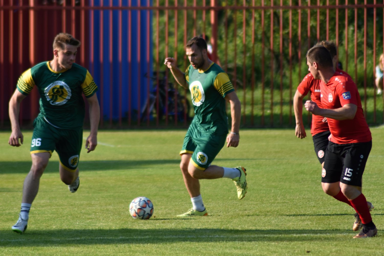 Hokejist VHK si zahrli fotbalov zpas na hiti TJ Sokol Valask Polanky, odkud si po atraktivnm utkn vezou prohru 2:6.