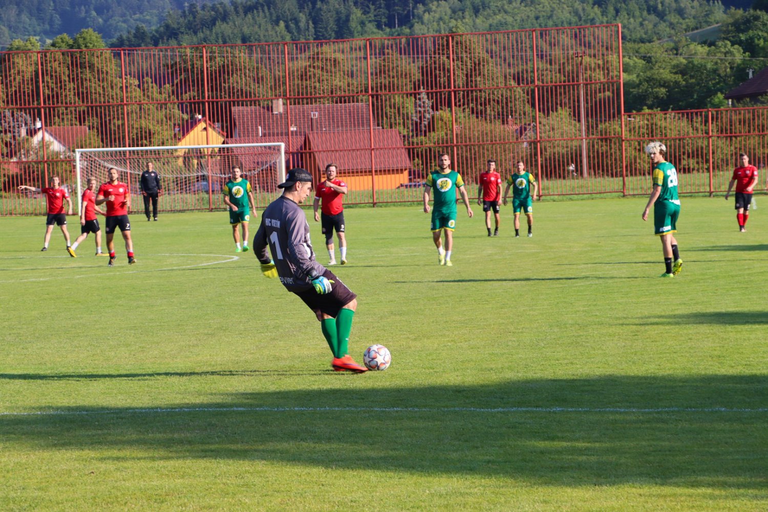 Hokejist VHK si zahrli fotbalov zpas na hiti TJ Sokol Valask Polanky, odkud si po atraktivnm utkn vezou prohru 2:6.