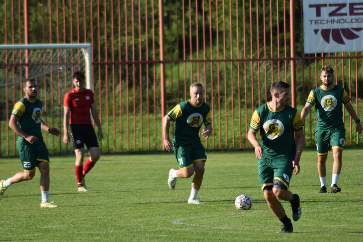 Hokejisté VHK si zahráli fotbalový zápas na hřišti TJ Sokol Valašské Polanky, odkud si po atraktivním utkání vezou prohru 2:6.