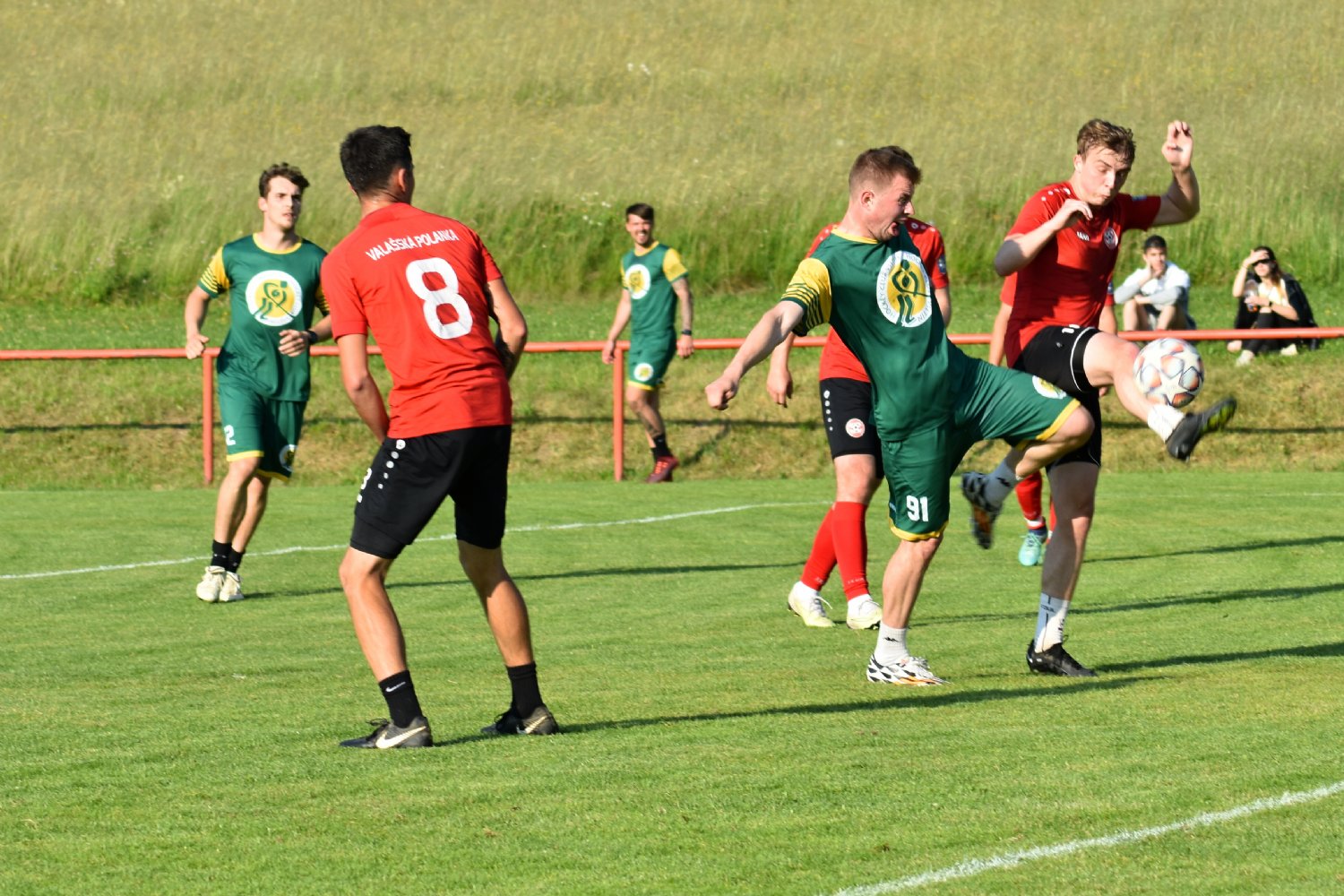 Hokejisté VHK si zahráli fotbalový zápas na hřišti TJ Sokol Valašské Polanky, odkud si po atraktivním utkání vezou prohru 2:6.