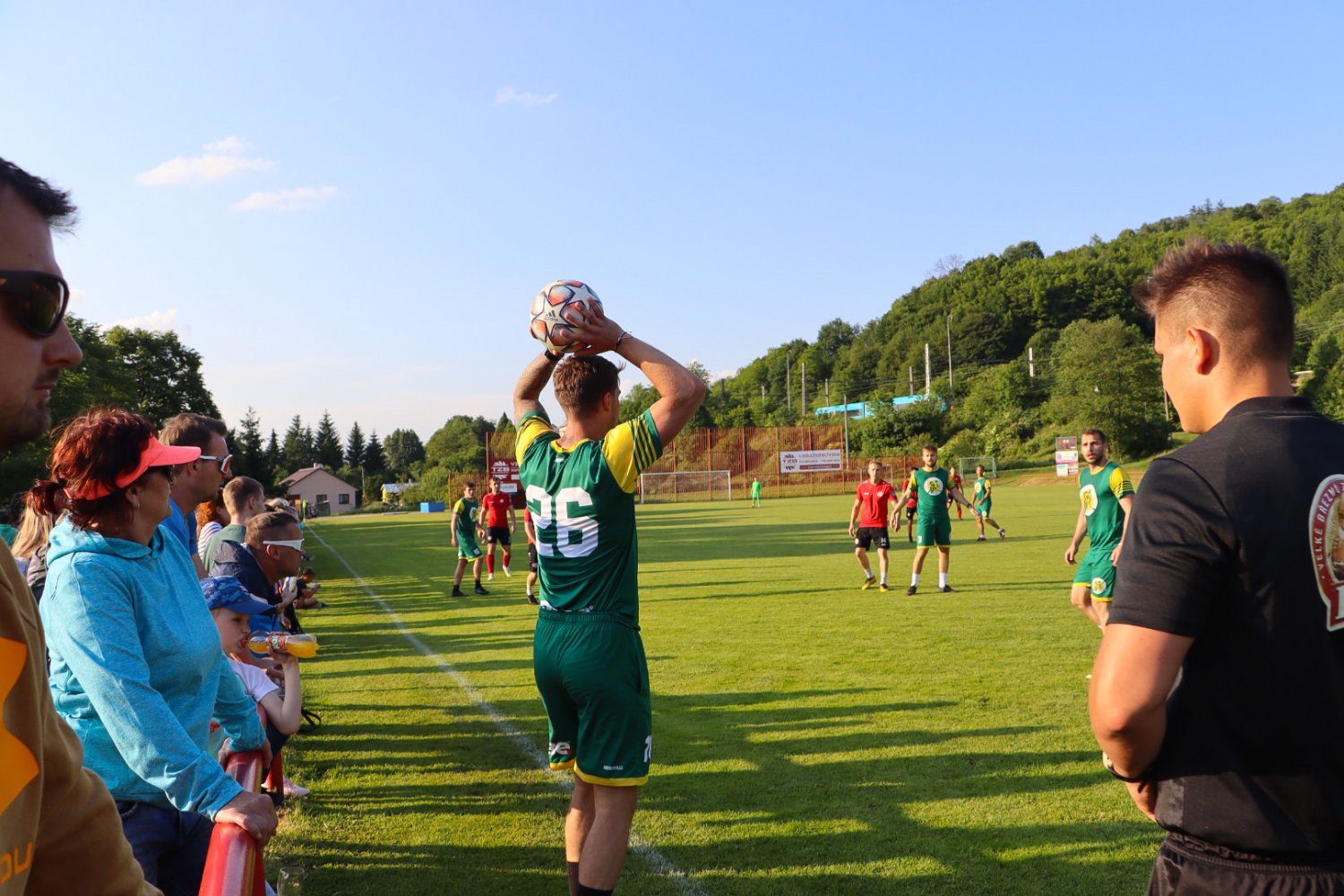 Hokejisté VHK si zahráli fotbalový zápas na hřišti TJ Sokol Valašské Polanky, odkud si po atraktivním utkání vezou prohru 2:6.