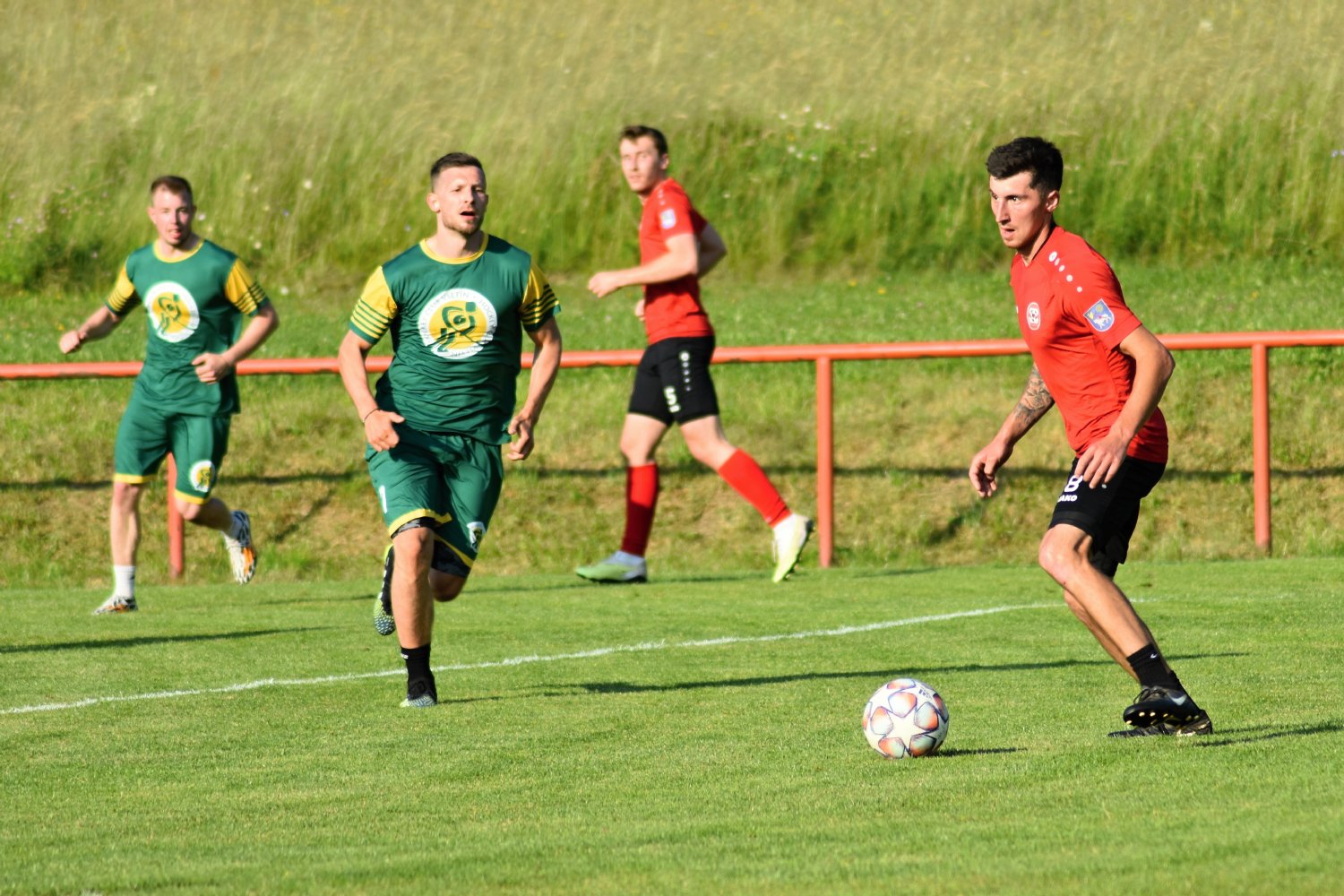 Hokejisté VHK si zahráli fotbalový zápas na hřišti TJ Sokol Valašské Polanky, odkud si po atraktivním utkání vezou prohru 2:6.