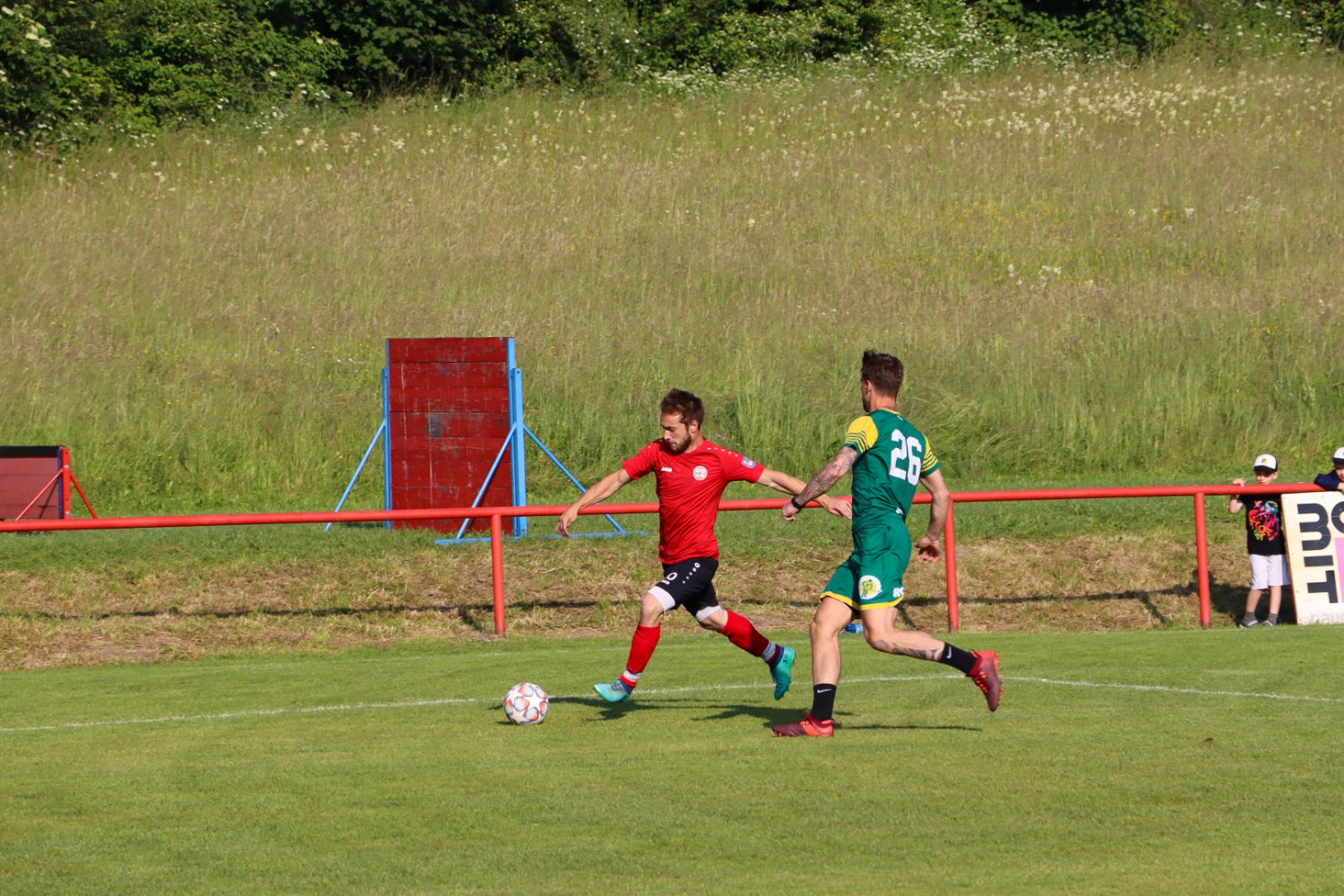 Hokejisté VHK si zahráli fotbalový zápas na hřišti TJ Sokol Valašské Polanky, odkud si po atraktivním utkání vezou prohru 2:6.